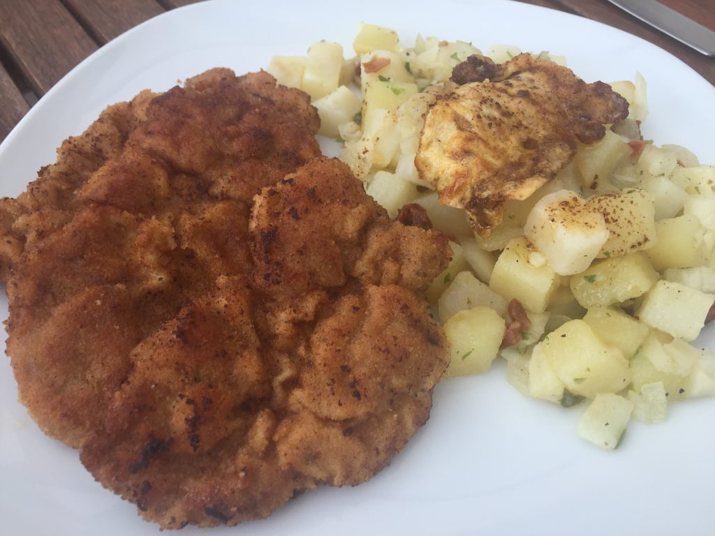 Bayrischer Kartoffelsalat mit getrockneten Tomaten und Schweineschnitzel