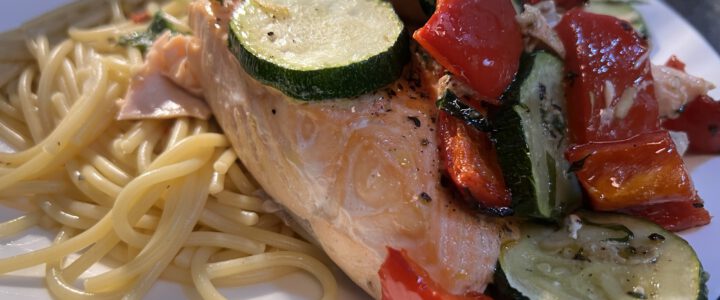 Lachs mit Zucchini und Paprika aus der Heißluftfritteuse dazu Zitronennudeln